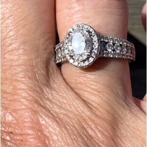 Diamond engagement halo solitaire with split shank oval absolutely stunning